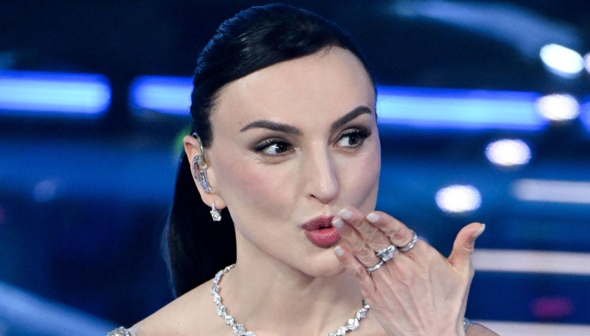 Arisa a Sanremo 2026, il motivo della gag sui tranquillanti con Carlo Conti (undici anni dopo) Arisa a Sanremo 2026, il motivo della gag sui tranquillanti con Carlo Conti (undici anni dopo)