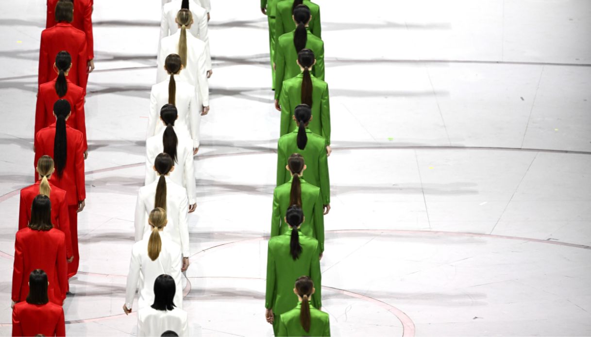 Armani protagonista della cerimonia d’apertura delle Olimpiadi: dagli atleti alle star, tutti indossano i suoi abiti