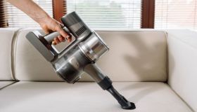 Addio sporco dagli angoli e dalle superfici. L’aspirapolvere manuale è l’elettrodomestico a prezzo mini che non può mancare in casa