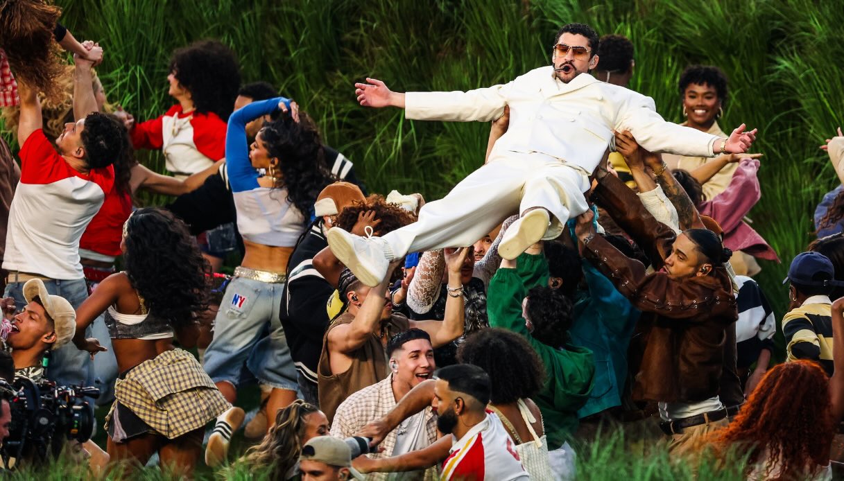 Bad Bunny al Super Bowl 2026 con Lady Gaga, la performance simbolo dell&rsquo;halftime show