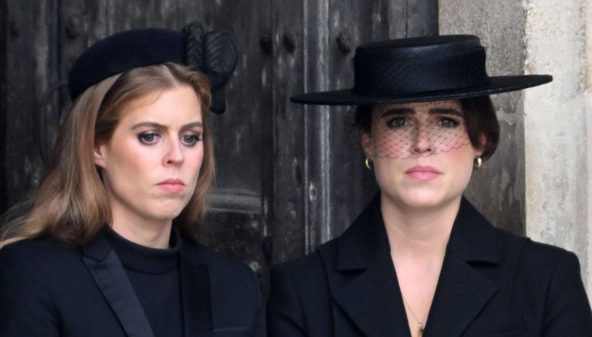 Re Carlo, la promessa a Beatrice e Eugenia dopo l'arresto del padre Andrea