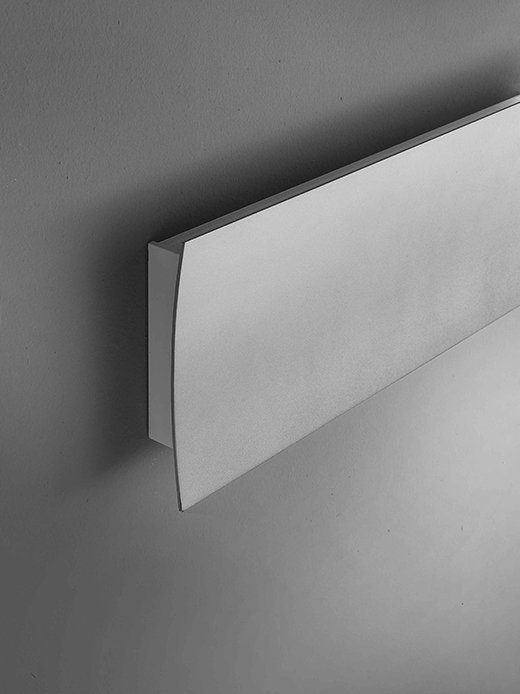 Dettaglio applique cromata Berica Luce&Light con struttura sottile e design architettonico minimal