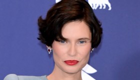 Sanremo 2026, la quinta conferenza stampa. Balti emozionata e Conti fugge via: “Cose non previste”