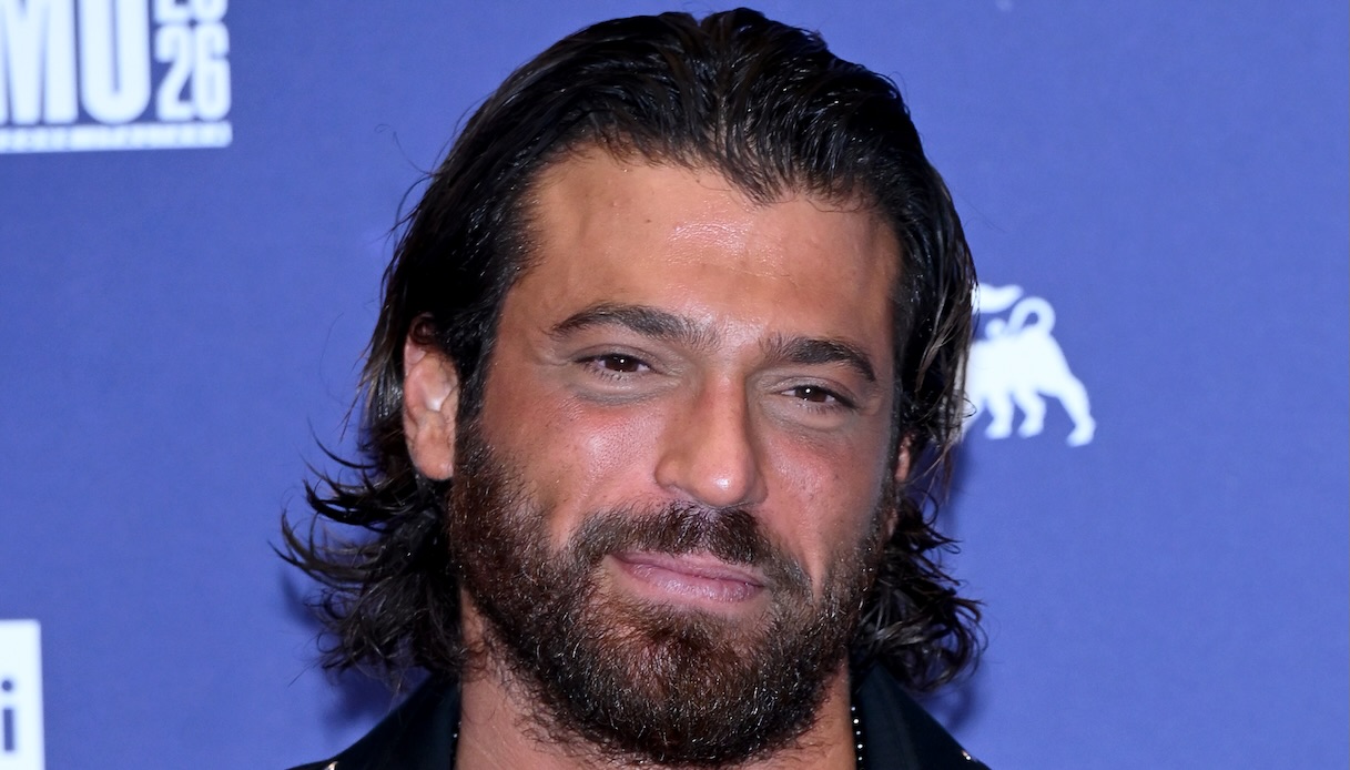 Sanremo 2026, la seconda conferenza stampa: Conti torna su Pucci, Can Yaman si professa single