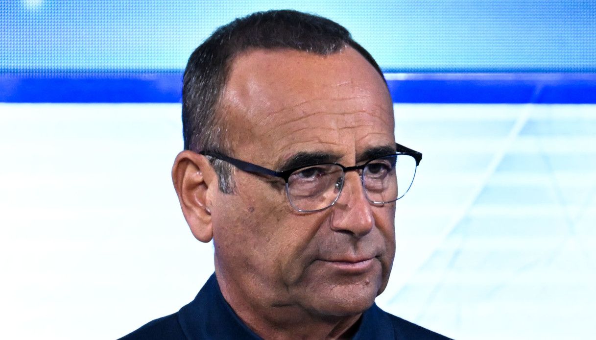 Sanremo 2026, la quarta conferenza stampa. Carlo Conti scorta Irina Shayk: “Non è carino farla aspettare”