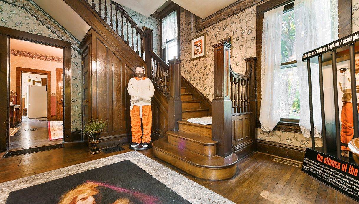 Dentro la casa de Il silenzio degli innocenti: arredamento cupo e ambienti inquietanti