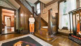 Dentro la casa de Il silenzio degli innocenti: arredamento cupo e ambienti inquietanti