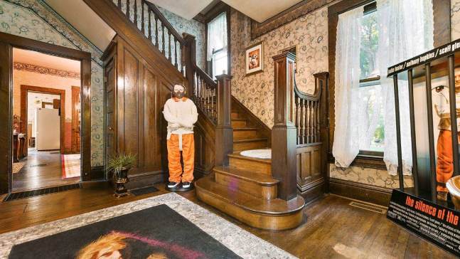 Dentro la casa de Il silenzio degli innocenti: arredamento cupo e ambienti inquietanti