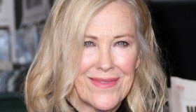 Catherine O’Hara, svelate le cause della morte: “Ha lottato contro il cancro”