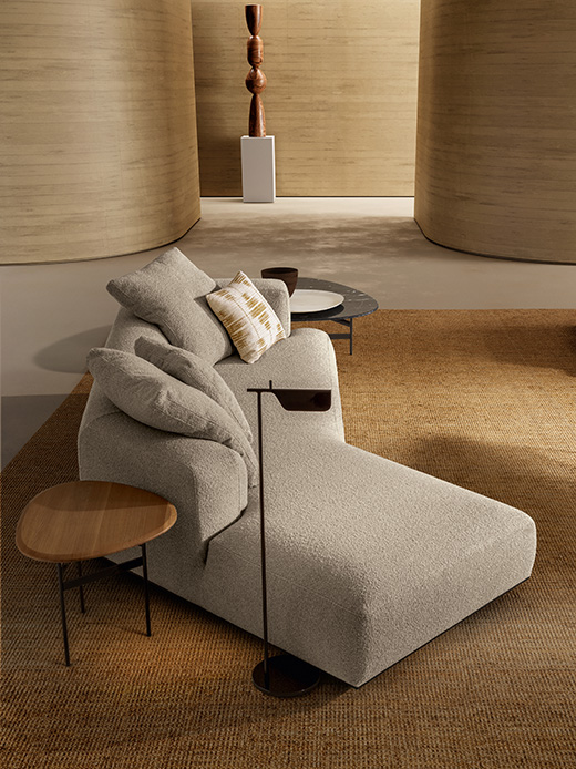 Chaise longue Paco di Talenti con tavolino rotondo in salotto moderno