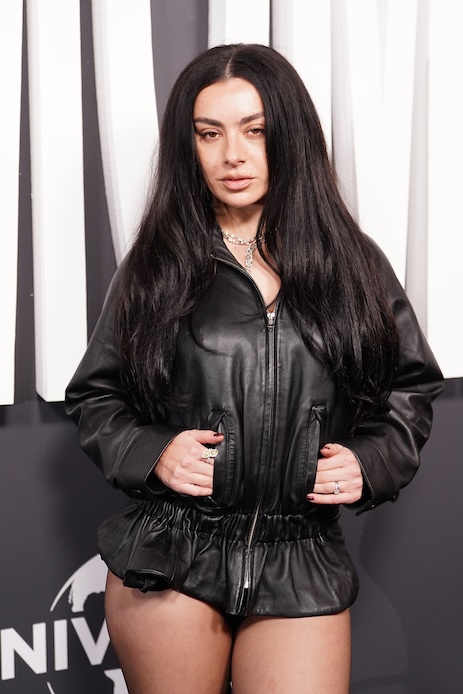 Charli XCX alla première di The Moment a Londra con giacca in pelle nera e hot pants in posa frontale