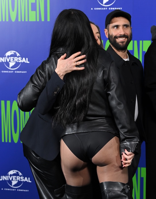 Charli XCX alla première di The Moment a Londra con hot pants e cuissardes mentre abbraccia un ospite