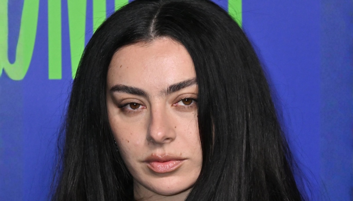 Charli XCX, hot pants, cuissardes e attitude da vera BRAT