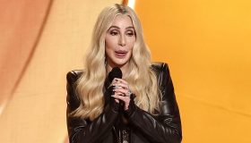 Cher, tutto bene? Ai Grammy prima scorda l’annuncio, poi sbaglia vincitore