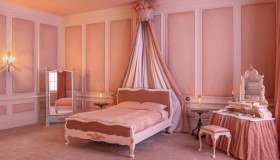 Cime tempestose, nella camera rosa di Cathy con letto a baldacchino, caminetto e candele