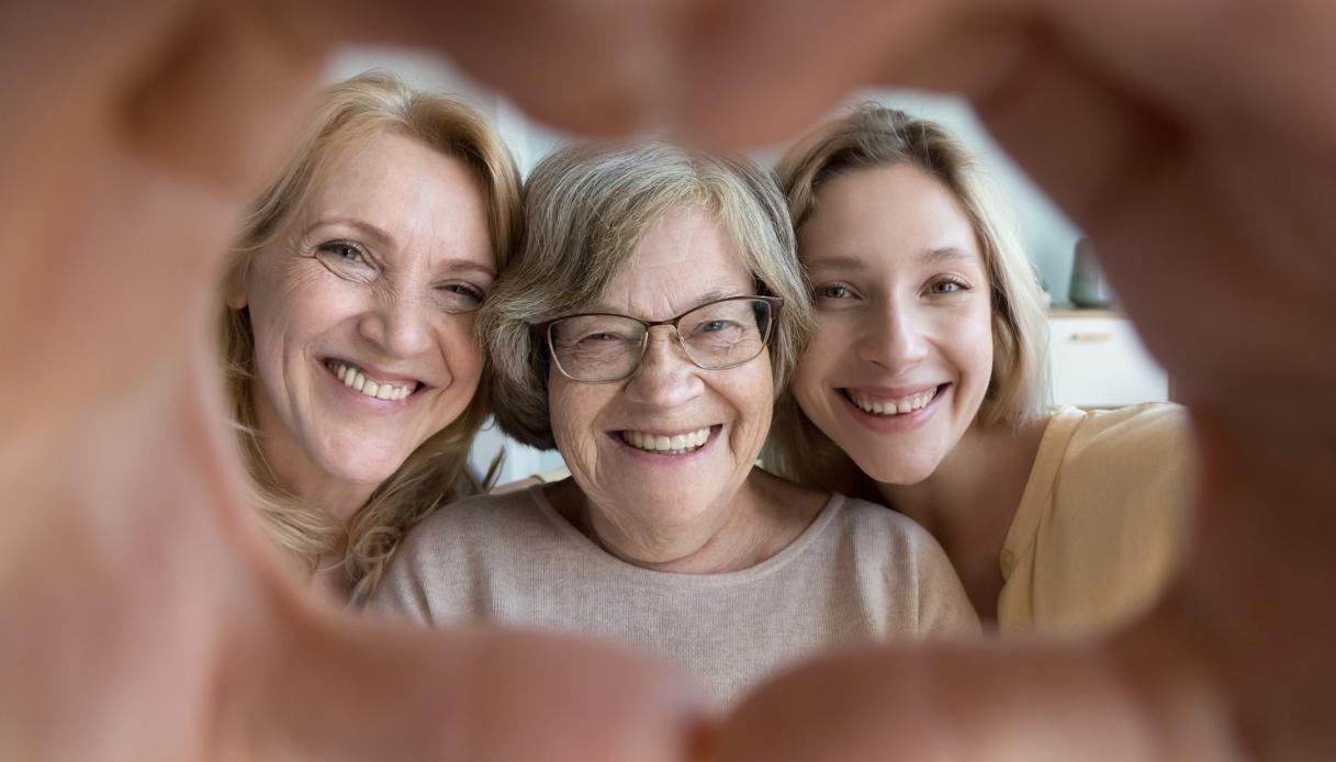 Piacere e generazioni: come cambia il rapporto con la clitoride a 20, 30 e 50 anni