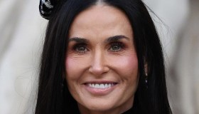 Demi Moore, capelli corti e jumpsuit in pelle alla Milano Fashion Week 2026