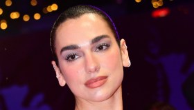 Dua Lipa seduce Berlino, look in pizzo e lingerie a vista