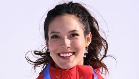 Eileen Gu, regina delle Olimpiadi e di stile. I suoi stivali in total black sono le it shoes su cui puntare questo inverno