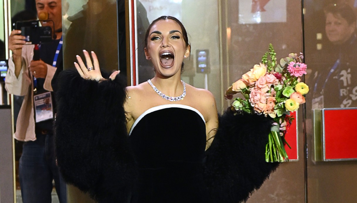 Elettra Lamborghini sfila sul red carpet di Sanremo 2026