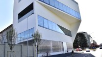 Fondazione Prada, la storia del palazzo futurista progettato da OMA