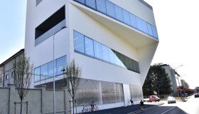 Fondazione Prada, la storia del palazzo futurista progettato da OMA