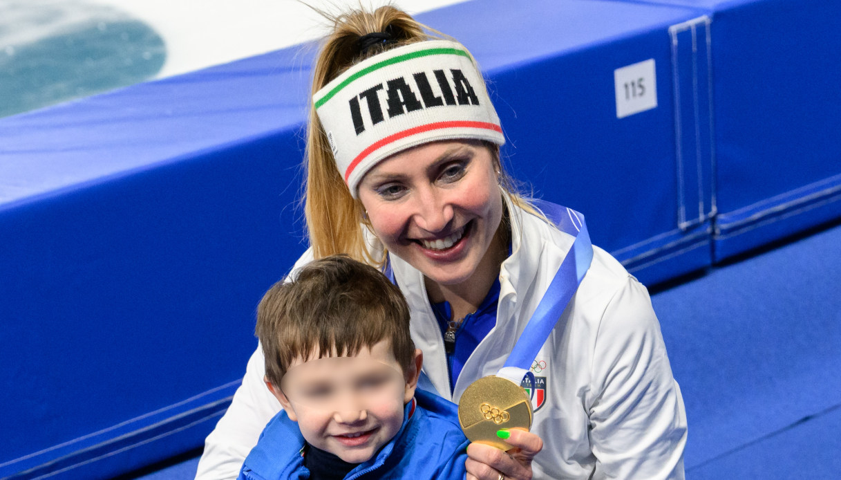 Francesca Lollobrigida, l’oro olimpico a Milano-Cortina festeggiato tra le braccia del figlio Tommaso