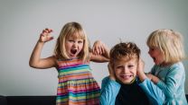 Fratellini e sorelline che litigano: perché succede (ed è più sano di quanto pensi)