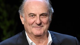 La Ruota della Fortuna, Gerry Scotti col “parrucchino” sfida la finale di Sanremo