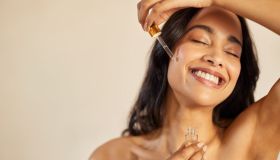 Pelle abbronzata prima del tempo. Le migliori gocce bronze da aggiungere alla crema viso adesso