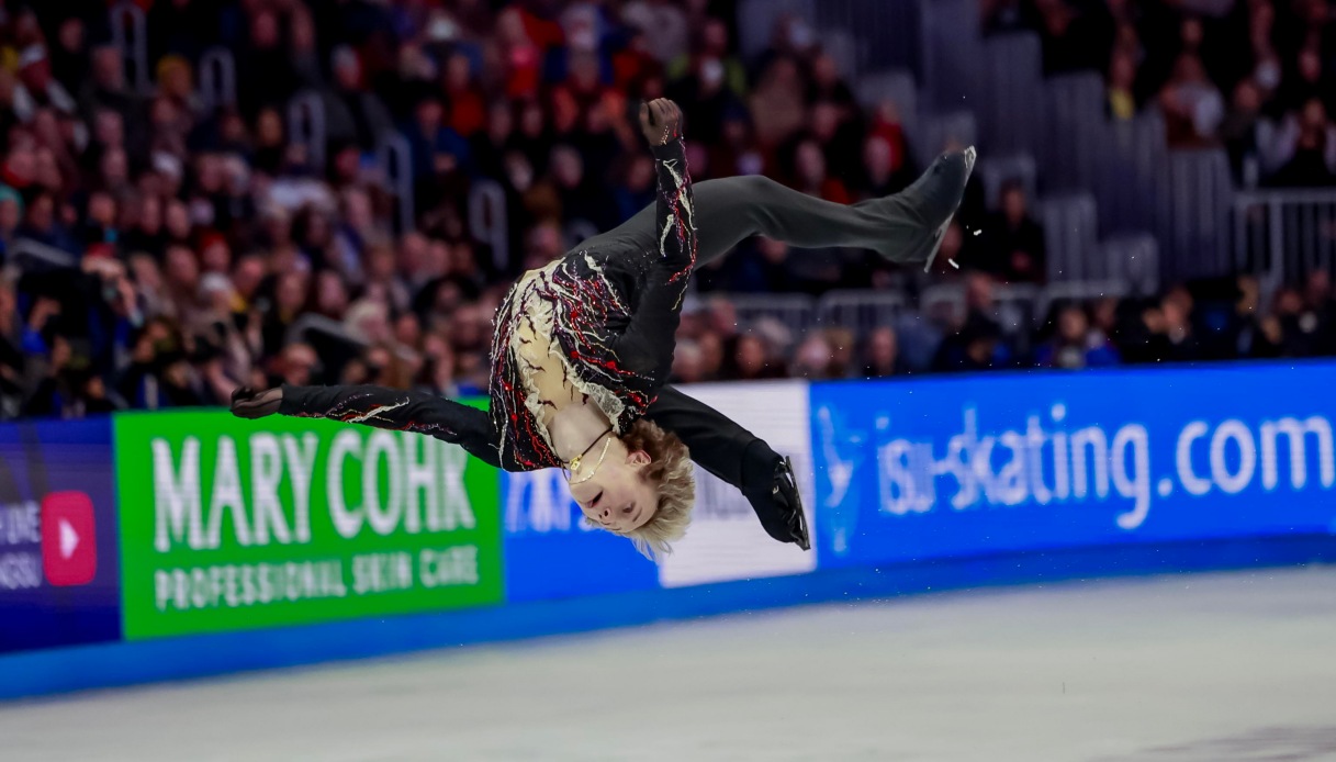 Ilia Malinin esegue il backflip sul ghiaccio