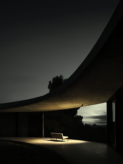 Illuminazione outdoor Spine di Flos integrata in una terrazza moderna durante le ore serali