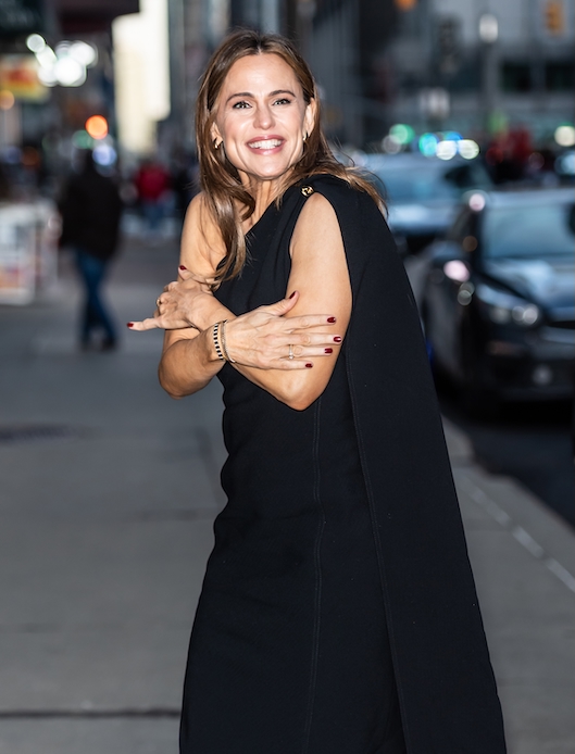 Jennifer Garner davanti al The Late Show a New York con tubino nero midi e spacco