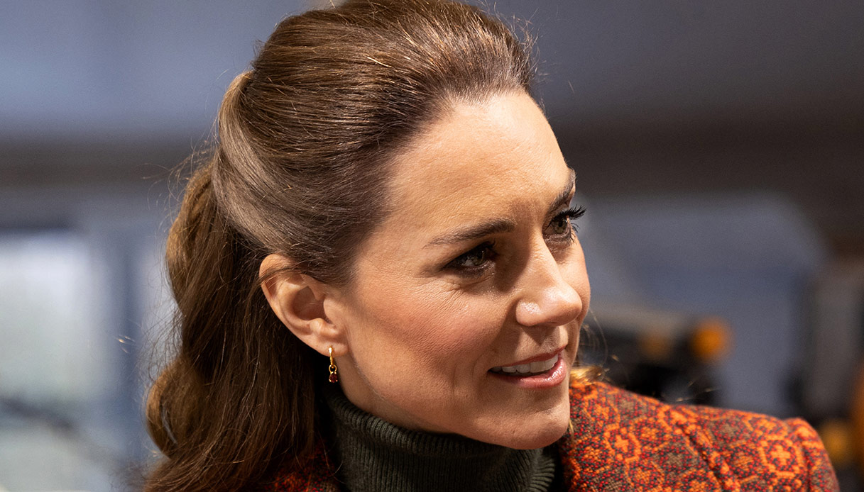 Kate Middleton infrange le regole e osa col cappotto optical sgargiante