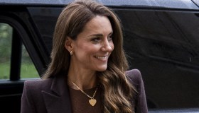 Kate Middleton superlativa, abito lungo, tacchi killer e ciondolo da 1.785 euro