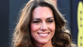 Kate Middleton torna ai Bafta, l’abito riciclato bicolor è la mossa vincente contro lo scandalo