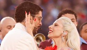 Lady Gaga splendida al Super Bowl 2026: l’esibizione con Bad Bunny è un trionfo