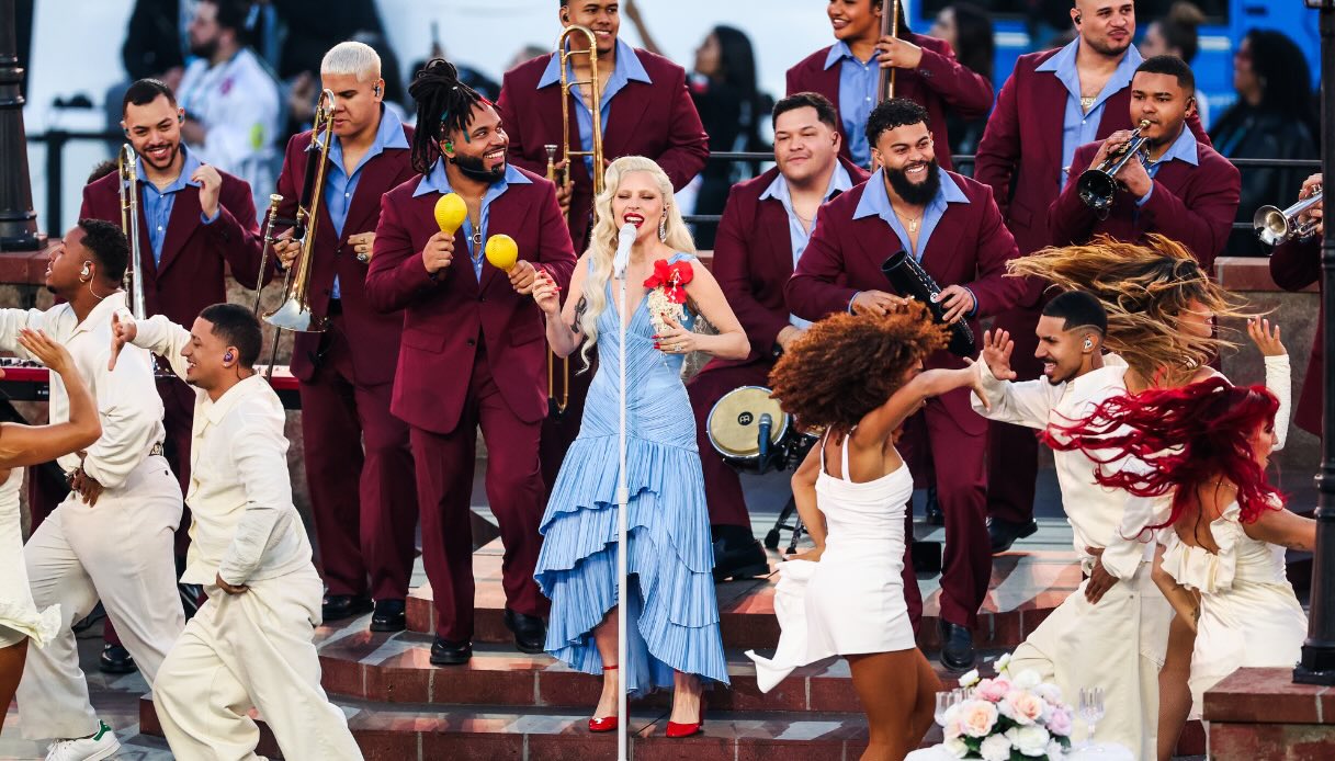 Lady Gaga al Super Bowl 2026, l&rsquo;abito flamenco azzurro firmato Luar che conquista lo stadio