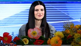 Sanremo 2026, la sesta conferenza stampa. Le lacrime di Laura Pausini e la promessa di Conti: “Forse resto”