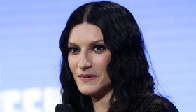 Laura Pausini, le polemiche per la cover di Mengoni: “Un po’ mi ha fatto male”