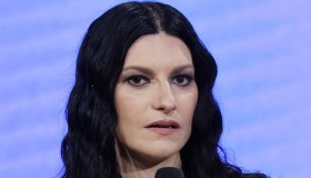 Laura Pausini riceve il Tapiro dopo le polemiche sulla cover di Mengoni