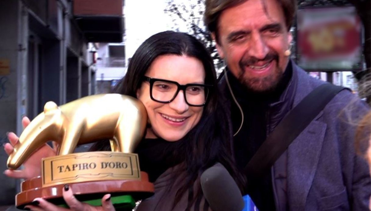 Laura Pausini a Striscia la Notizia con Valerio Staffelli