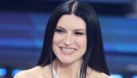 Laura Pausini acceca Sanremo con i suoi glass hair. Il prodotto su cui puntare per capelli di vetro come i suoi