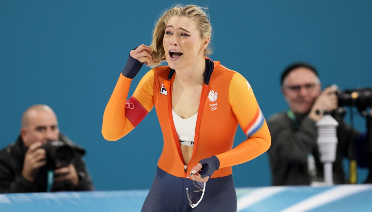 Jutta Leerdam festeggia l'oro nei 1.000 metri speed skating mostrando il reggiseno sportivo Nike