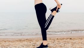 Addio pantaloni scomodi: ecco i leggings sportivi ma chic da indossare dalla spesa all’aperitivo