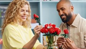 Basta regalare fiori che appassiscono. Il bouquet “eterno” è il trend di San Valentino che sta facendo impazzire il web