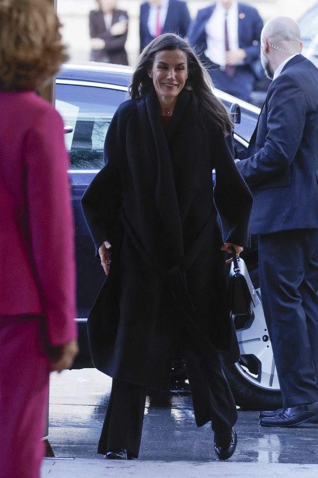 Letizia di Spagna con il suo cappotto firmato Carolina Herrera
