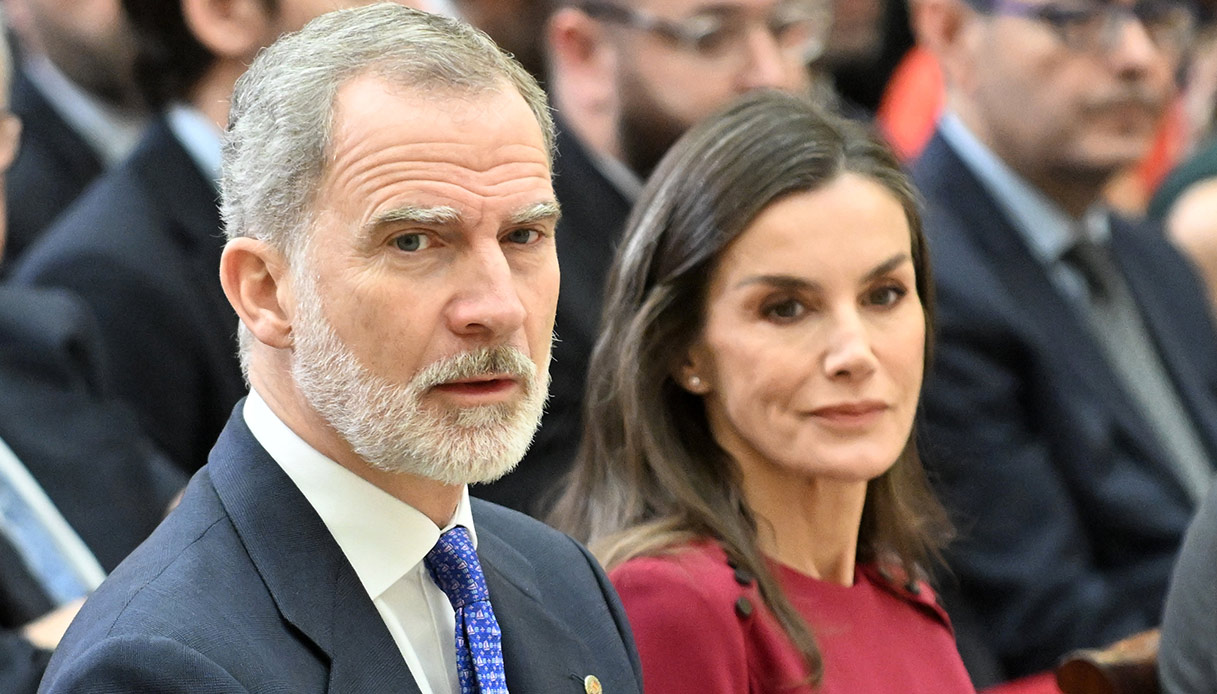 Letizia di Spagna commette un errore imbarazzante e suo marito la riprende: il gesto con la mano