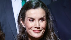 Letizia di Spagna, fascino puro: abito attillato e orecchini con brillanti