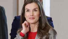 Letizia di Spagna abbandona il lutto e osa col rosso